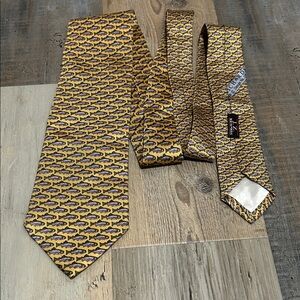 JZ Richard Mens Elegant Gold Fish Pattern Tie Silk Made in America Office Career